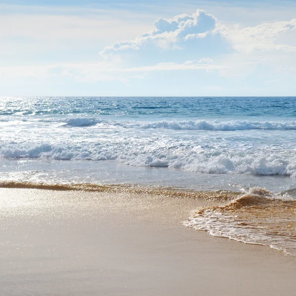 Paisagem marinha, praia de areia e céu azul — Fotografia de Stock