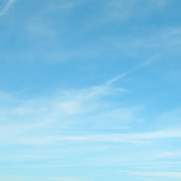 푸른 하늘에 솜털 구름 — 스톡 사진