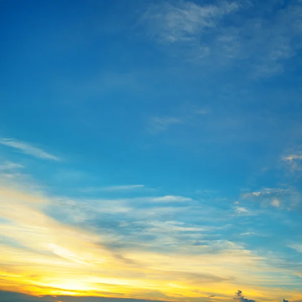 De zon gaat onder in de wolken — Stockfoto