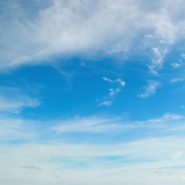 Fluffiga moln i den blå himlen — Stockfoto