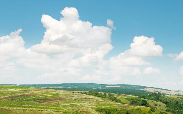Schilderachtige heuvels tegen de blauwe hemel — Stockfoto