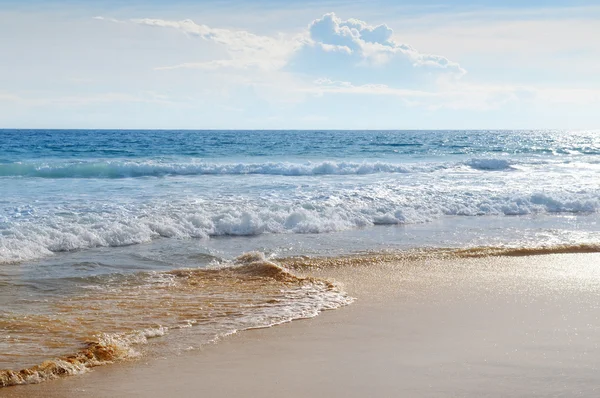 Paisaje marino, playa de arena y cielo azul —  Fotos de Stock