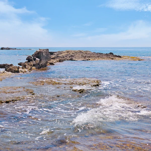 Живописный морской берег и голубое небо — стоковое фото