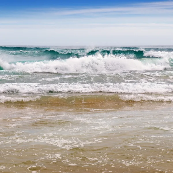 Deniz, kum plaj ve mavi gökyüzü — Stok fotoğraf