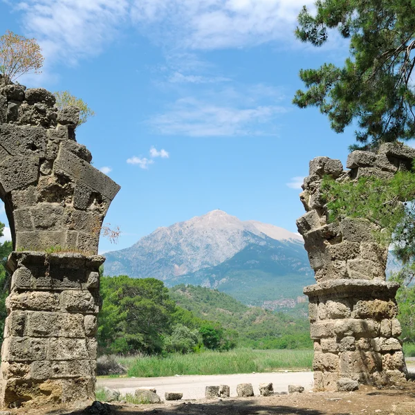 Ruinas de la antigua ciudad de Phaselis y la montaña Olympus — Foto de Stock