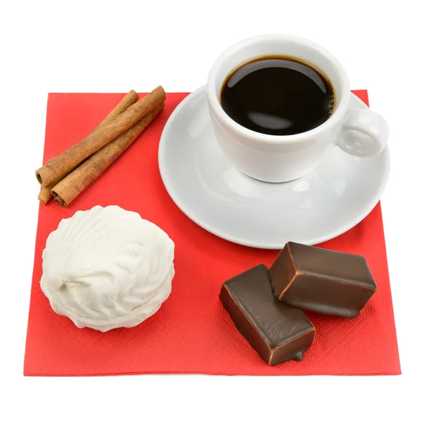 Tasse de café et des bonbons isolés sur fond blanc — Photo