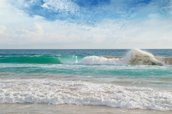 Mar, playa de arena y cielo azul — Foto de Stock