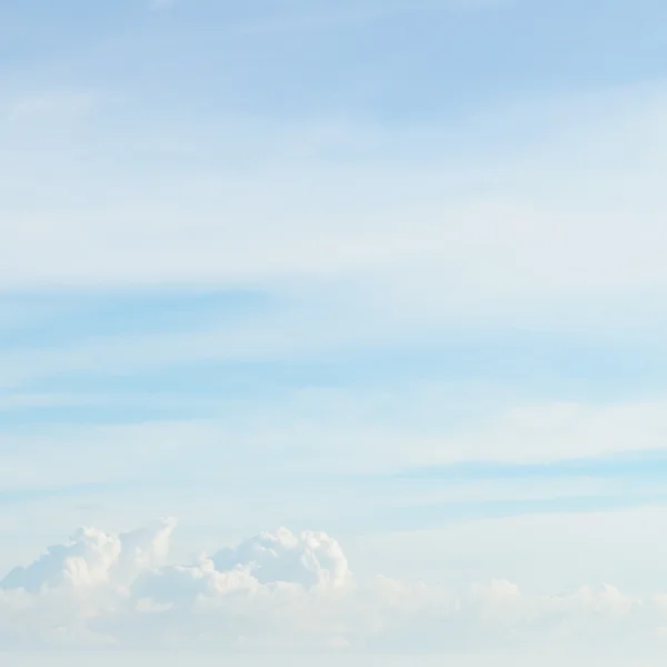 Flauschige Wolken am blauen Himmel — Stockfoto