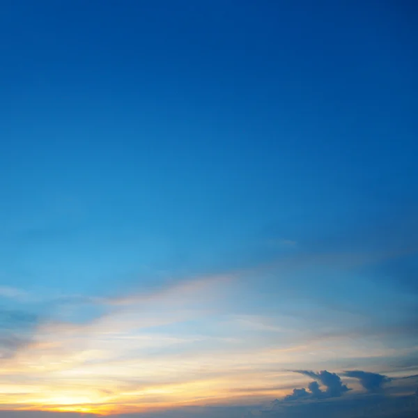 De zon gaat onder in de wolken — Stockfoto