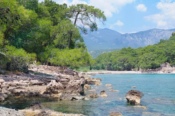 A baía, montanhas e costa pitoresca — Fotografia de Stock