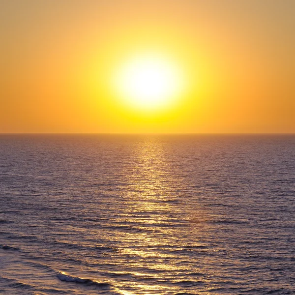 Όμορφο ηλιοβασίλεμα πάνω από τη θάλασσα — Φωτογραφία Αρχείου