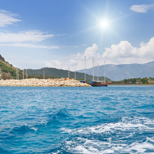 Schilderachtige zeegezicht, blauwe hemel, zon, jacht — Stok fotoğraf