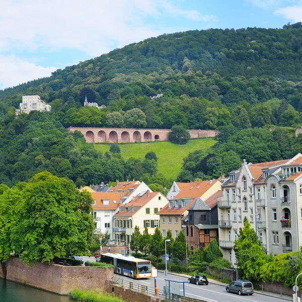 Uferstadt, Berg und Himmel — Stockfoto