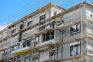 Çok öykülü bina ve gökyüzü İnşaat