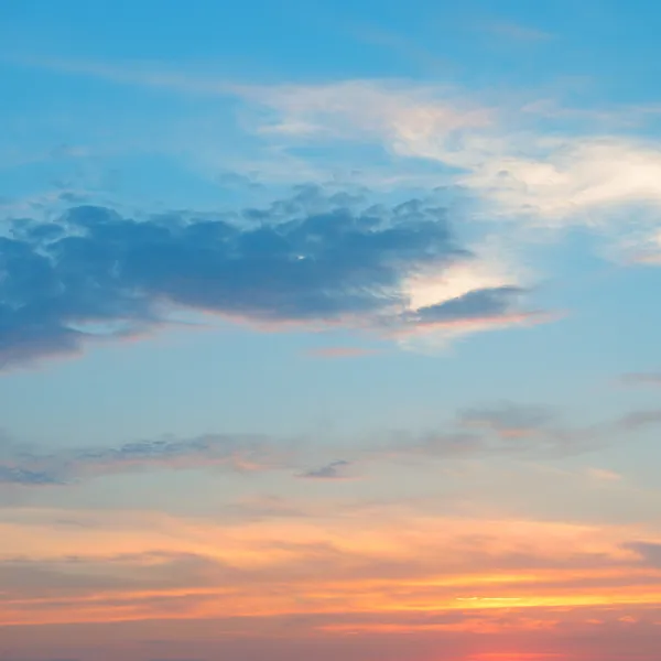 Prachtige zonsopgang in de wolken — Stockfoto