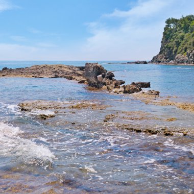 Deniz kıyısında ve mavi gökyüzü