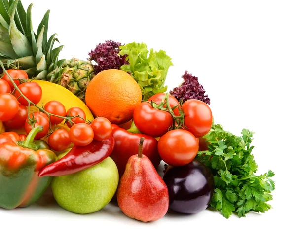 Frutas y hortalizas aisladas sobre fondo blanco — Foto de Stock