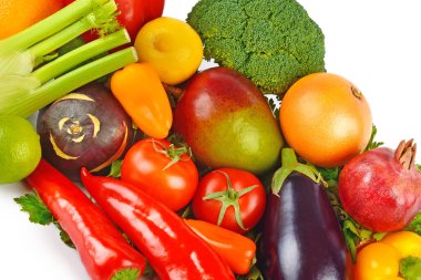 Beyaz arka planda izole edilmiş çeşitli sebzeler ve meyveler.
