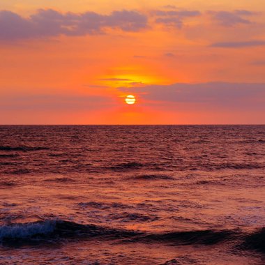 Günbatımında deniz manzarası, suyun üstünde Horizon. Tatil ve seyahat kavramı..