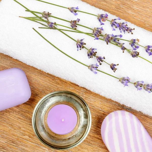 Spa Accessoires Lavendelseife Duftkerze Getrocknete Lavendelblüten Und Ein Handtuch Auf — Stockfoto