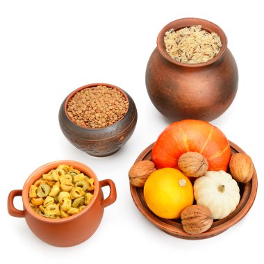 Doğal ürünler: pirinç, mercimek, ravioli, kabak ve ceviz beyaz arka planda izole edilmiştir..