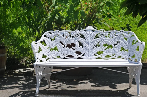 Beautiful White Bench Backdrop Shady Garden — Stock Photo, Image