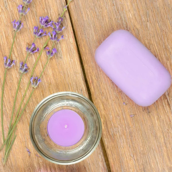 Lavendelbloemen Zeep Geurkaarsen Een Houten Ondergrond Schoonheids Wellnessproducten — Stockfoto