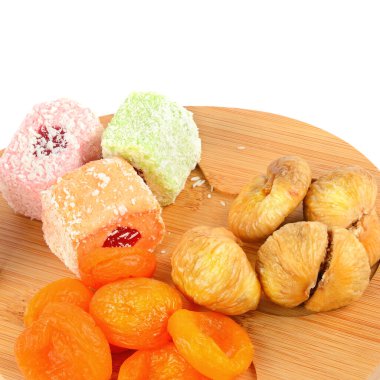 Kurutulmuş kayısı ve incir, beyaz arka planda izole edilmiş Türk lezzeti. Metin için boş alan.