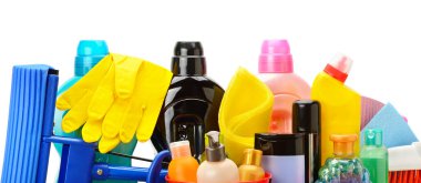Beyaz arka planda izole edilmiş bir takım ev kimyasalları..