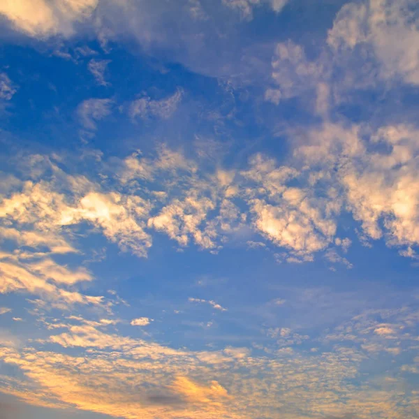 Kleurrijke Bewolkte Lucht Bij Zonsopgang Lucht Textuur Abstracte Natuur Achtergrond — Stockfoto