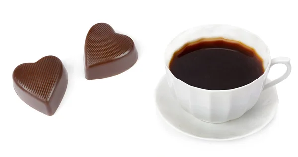 Tasse Kaffee Und Schokoladenbonbons Form Von Herzen Isoliert Auf Weißem — Stockfoto