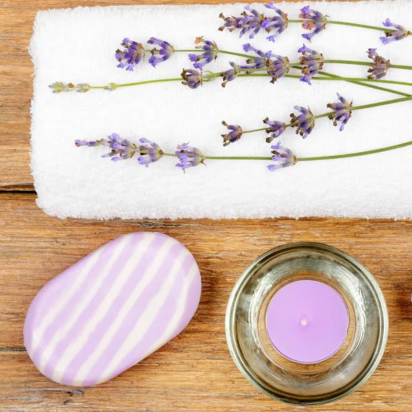 Spa Accessoires Lavendelseife Duftkerze Getrocknete Lavendelblüten Und Ein Handtuch Auf — Stockfoto