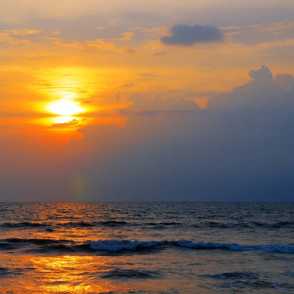 Mar Pôr Sol Brilhante Uma Praia Tropical Para Relaxar Viajar — Fotografia de Stock