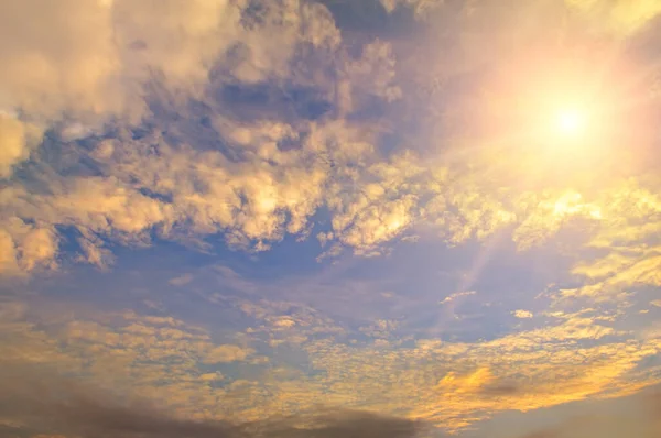 日出时分多彩的云天 天空纹理 抽象的自然背景 — 图库照片