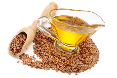 Keten tohumu yağı ve kuru keten tohumları beyaz arkaplanda izole edilmiş..