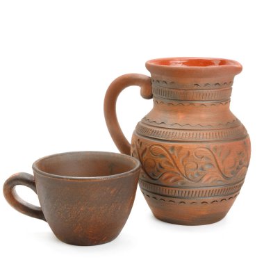 Beyaz arka planda kil sürahi ve kupa izole.