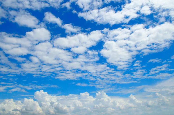 Błękitne Niebo Pięknymi Naturalnymi Białymi Chmurami — Zdjęcie stockowe
