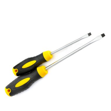 Tornavidalar, metal aletler, tamir için plastik saplar, beyaz arkaplanda izole edilmiş..