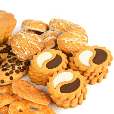 Beyaz arka planda izole edilmiş çeşitli çerezler.