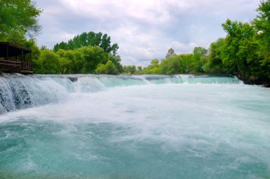 Manavgat Şelalesi Türkiye bulutlu bir günde. seyahat ve tatil kavramı.