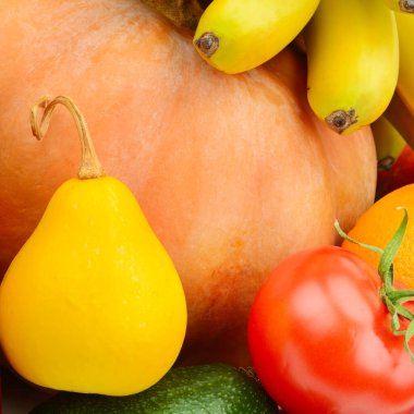 Sebze ve meyvelerden oluşan parlak bir arka plan.