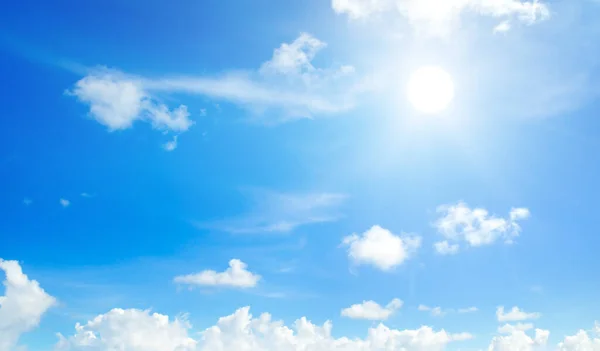 Blauwe Lucht Zon Prachtige Wolken Brede Foto — Stockfoto