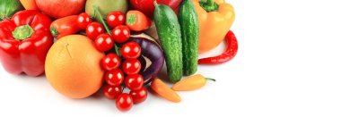 Beyaz arka planda yalıtılmış sebzeler ve meyveler. Geniş resim. Metin için boş alan.