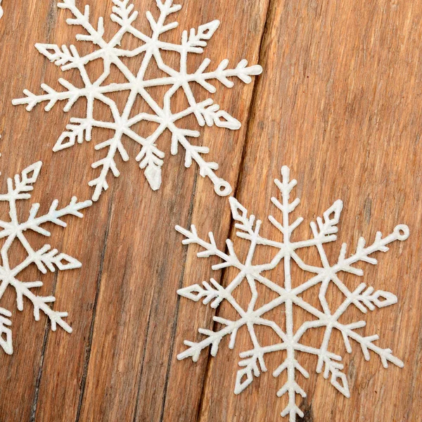 Decoratieve Sneeuwvlok Kerstdecor Een Houten Ondergrond — Stockfoto