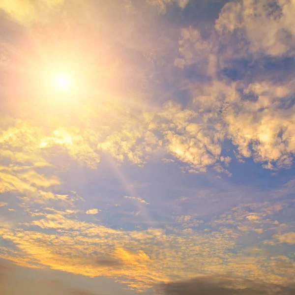 Fényes Napfelkelte Horizonton Gyönyörű Felhőkkel Stock Kép