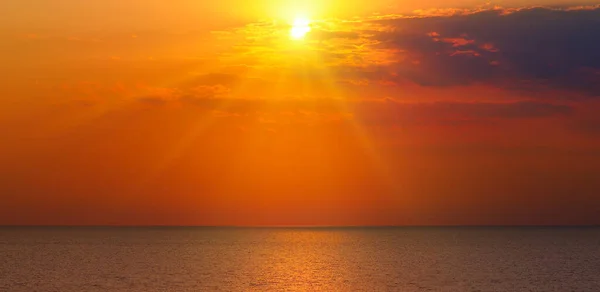 大海和灿烂的日落 一个热带海滩放松和旅行 全息图 — 图库照片
