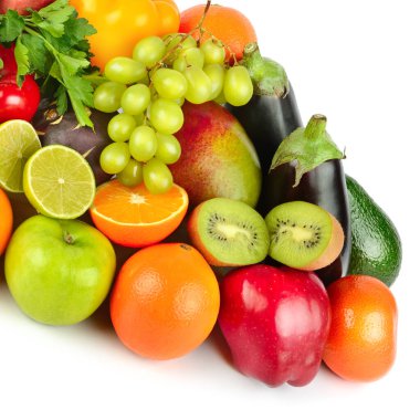 Beyaz arka planda izole edilmiş uyanık sebzeler ve meyveler.