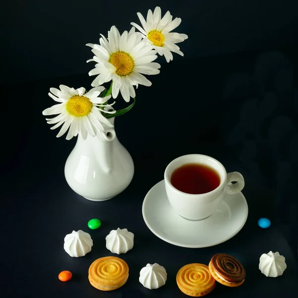 Tasse Thé Bonbons Bouquet Marguerites Blanches Sur Fond Noir Espace — Photo