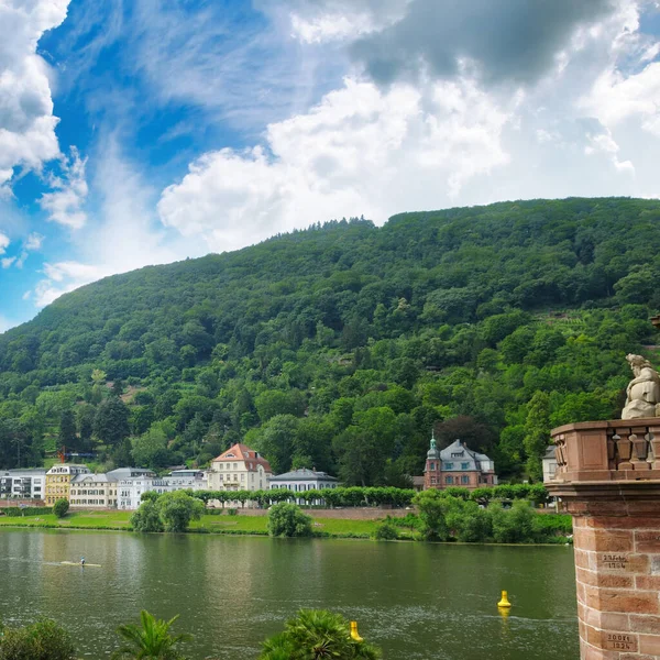Město Úpatí Hory Břehu Řeky Německo — Stock fotografie