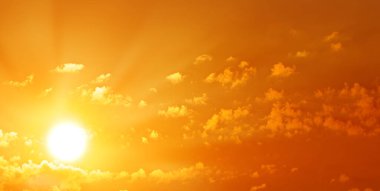 Gün batımında bulutlu renkli dramatik gökyüzü. Geniş resim